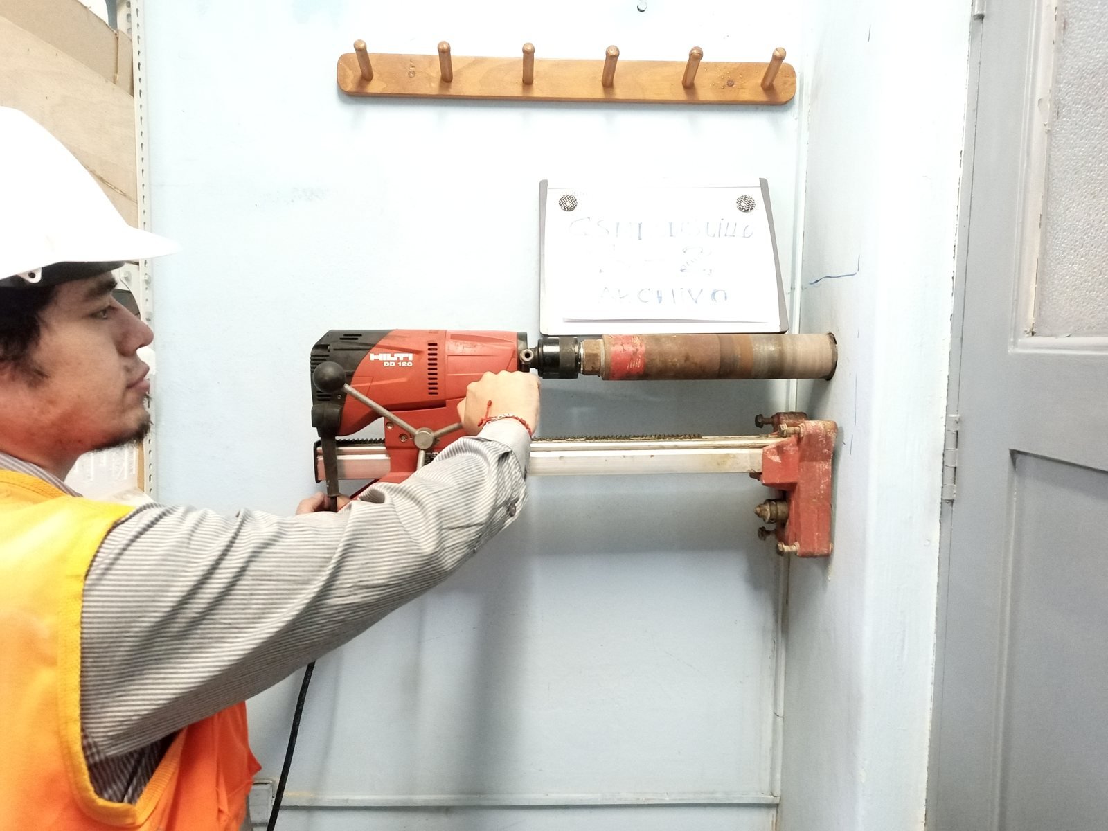 Extracción de núcleos de concreto con perforadora diamantina