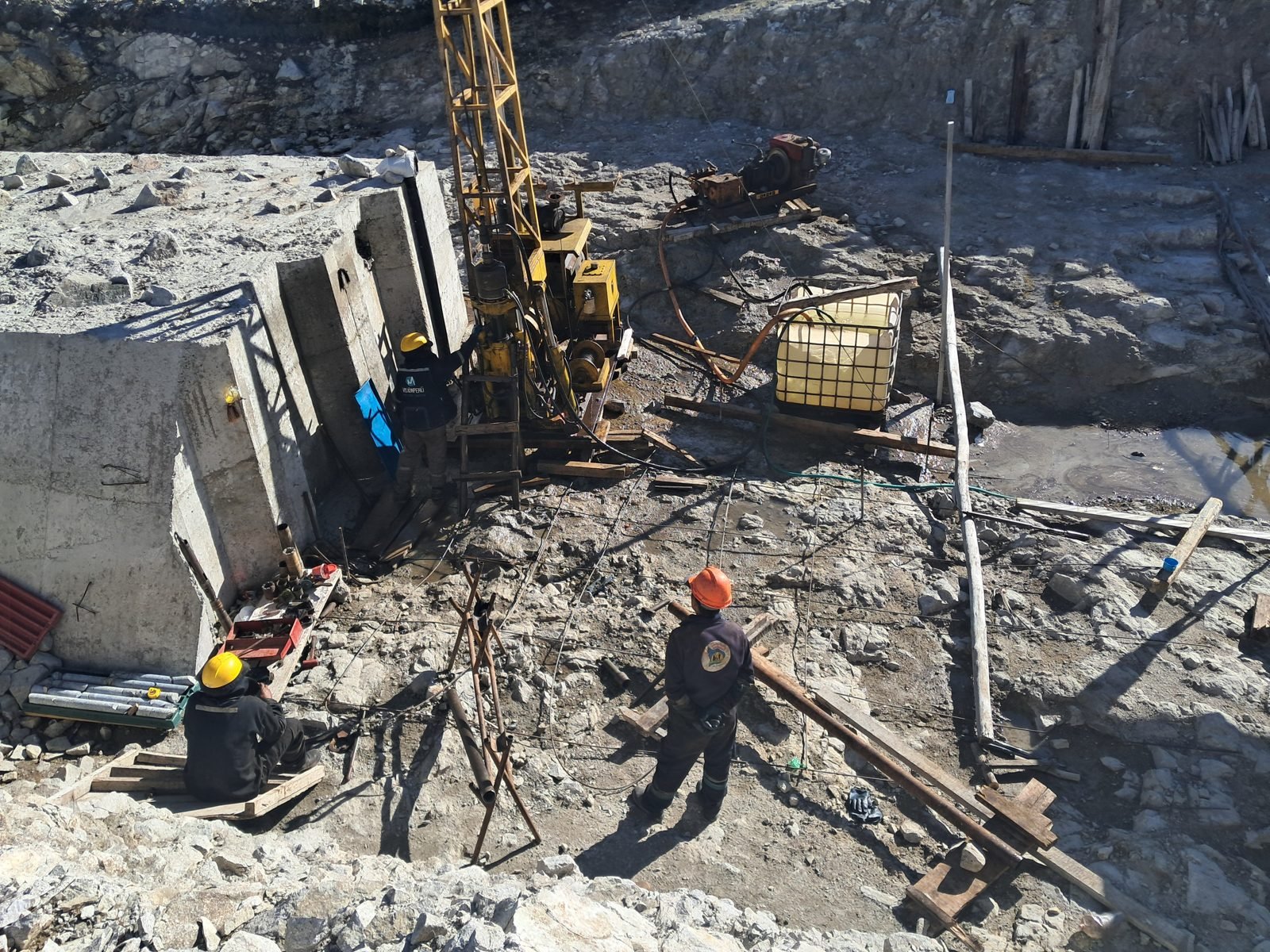 Perforación en la cimentación de la presa
