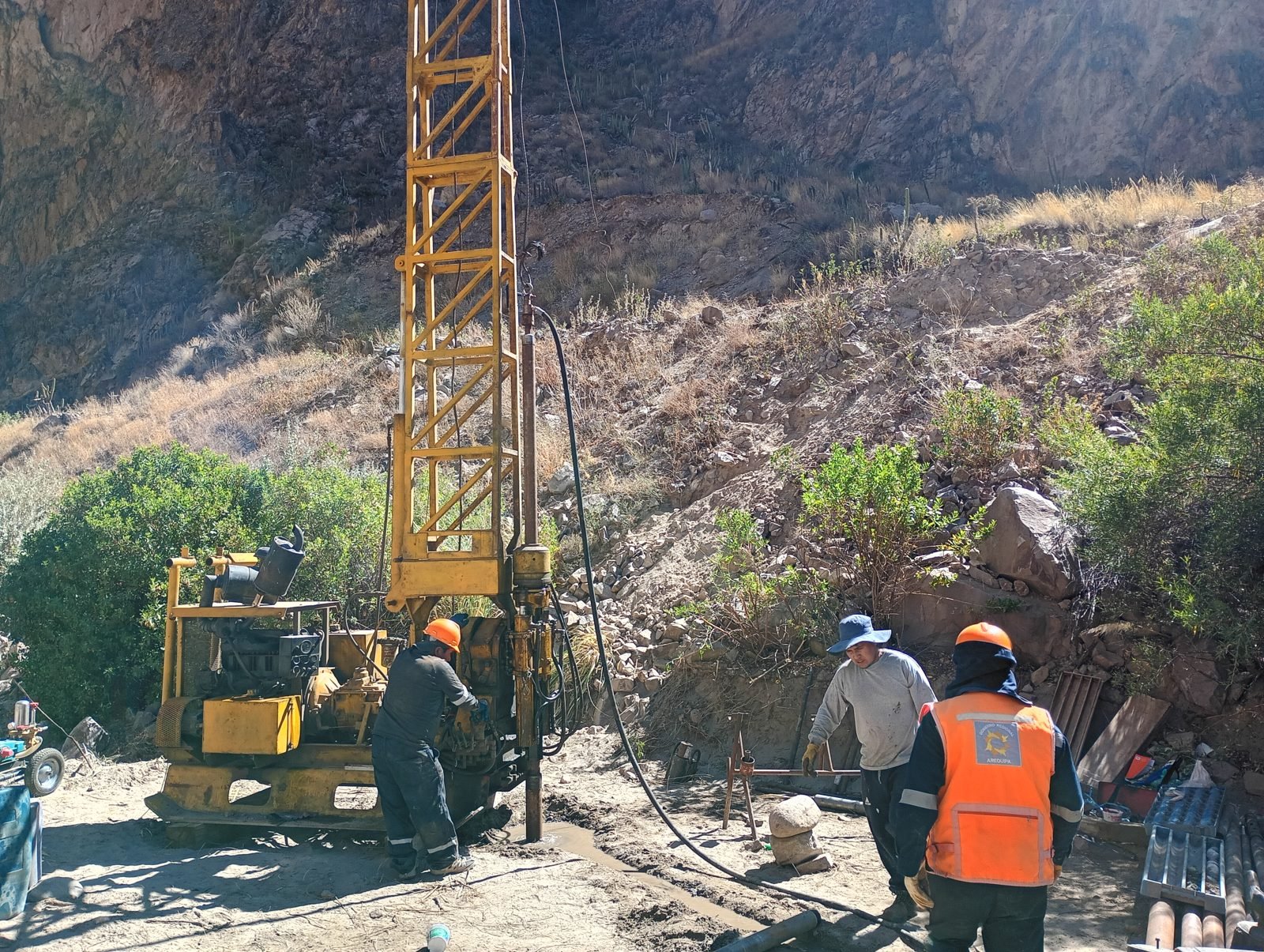 Perforación diamantina para estudio geotécnico del Puente Torata