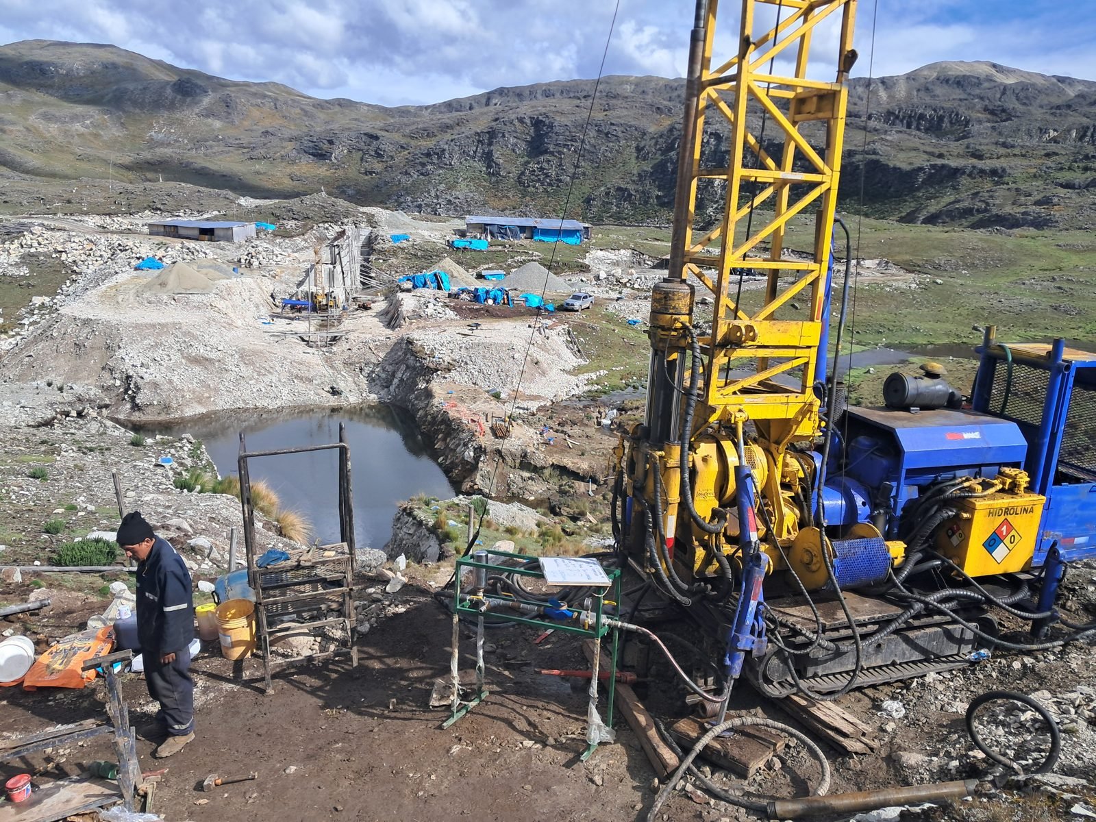 Perforadora diamantina sobre orugas en la Presa Taccraccocha